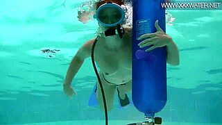 Minnie fújja azt a dildót víz alatt?