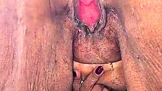 Di jalan, aku jilat pussy dia lepas kencing, dia hisap batang hitam besar aku ganas