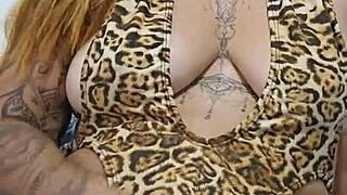 So horny, come splash on my chest and pits!