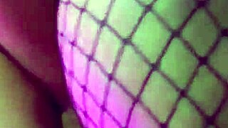 פגישה ברחוב הופכת לשלישייה אנאלית פרועה עם חבר