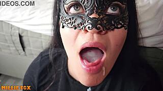 Hé, tant de sperme qui déborde sur ma langue, Millie Fox !