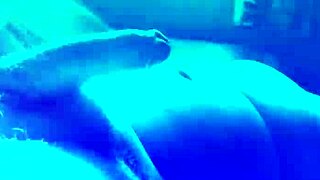 Curiosidade sexual redonda com badwolf28 masturbando solo e exibindo pau grande