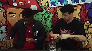 degustando camisinhas de todos os sabores in a young 18+ massage scene