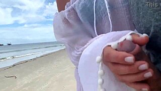 Une MILF Folle Me Branle Juste Devant Les Passants, Faisant Tourner Les Têtes.