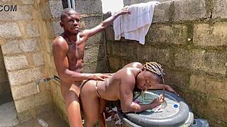 Sex na slunci ji nutí stříkat mnohokrát rychle