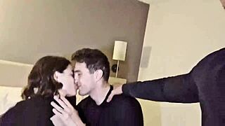 Serveuse de Nightclub Après la Fête de Retour