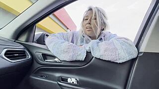 Recogiendo a chica sin hogar de la calle para blowjob y facial