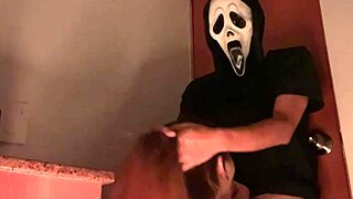 Estoy sola en casa y entro al baño para una película de terror con orgasmos 😱