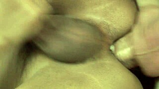 Azijska šemala v ribjih nogavicah in petah