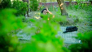 Desi Indische Yoga-Schlampe nackt draußen Lehrer hart fickt Hindi-Geschrei