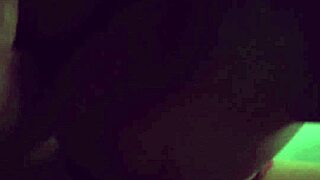 Sobrina entra a la habitacion de su tio politico para seducir y termina cabalgando sobre el con el cono lleno de semen