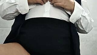 me baño con mi uniforme de trabajo puesto camiseta mojada transparente