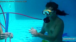 Plavčí holky Minnie Manga a Candy se chovají nezbedně