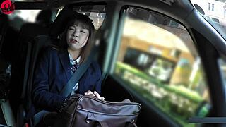 ねえ、制服の美女たちのアクション見たい？