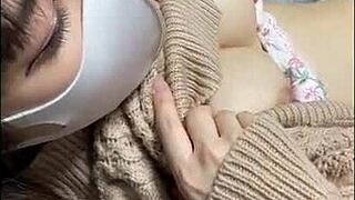 Mokra zabawa z powolnymi dotykami w bieliźnie