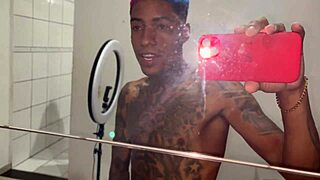 Αδύνατη καστανή παίρνει διαφυλετικό αναλ με παιχνίδια στο μπάνιο