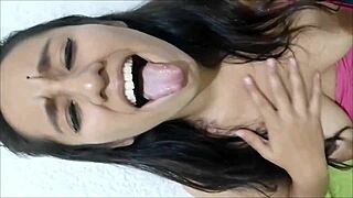 Samantha se sumerge en el hentai por primera vez, ruborizándose en cada escena salvaje