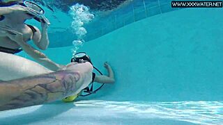 Mangga Bawah Air Jari-Jari Nikmat dengan Kontol Masif Kejutan