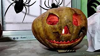 स्टेपमॉम चाहती है कि स्टेपसन उसे हार्ड फक करे इस हेलोवीन पर हिंदी वॉइस में