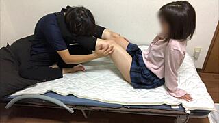 उफ्फ, मैं उसकी सॉक्स और पैरों को चाटने और सूंघने से रुक नहीं पा रहा... इस रेनी सीजन जे गर्ल ने मुझे 31 पर हुक कर लिया!