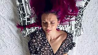 嘿，你能保持眼神接触而我达到三个真正高潮吗？