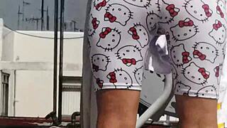 Mi vecina latina de culo grande cuelga tangas y provoca una erección enorme en hentai