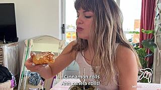 예쁜 이웃 커플이 헨타이 보며 오르가즘 느끼고 그가 안에 쌈