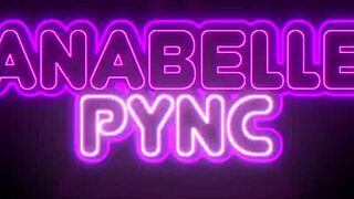 Анабел Пинк разклаща секси цици, докато Кобе Ли разтваря розовата й путка. Този микро тънк тийзинг компилация става по-гореща всяка секунда!